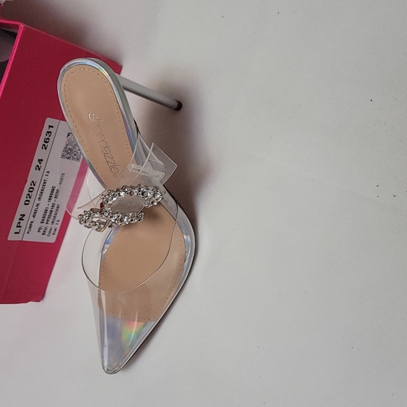 #NWT- CLEAR /SILVER SIZE 7.5 STILETTO HEELPOINTED TOE BUCKLE DETAIL - Picture 7 of 7